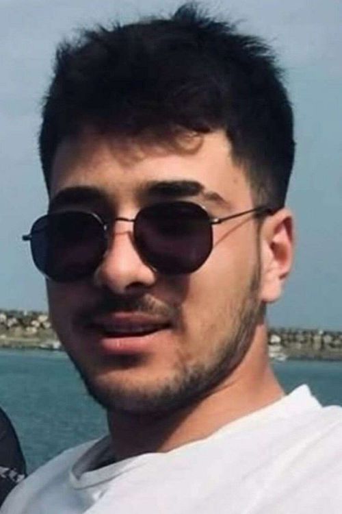 Emre Cengız pozadí